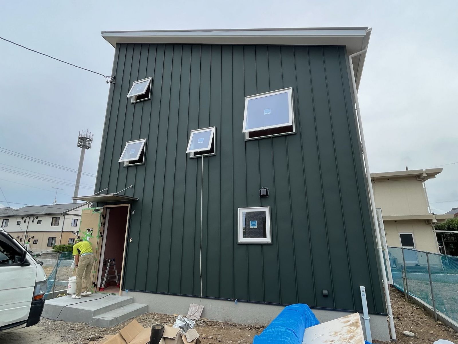 愛知県,豊川市～ ガルバリウムとサイディングの調和 …